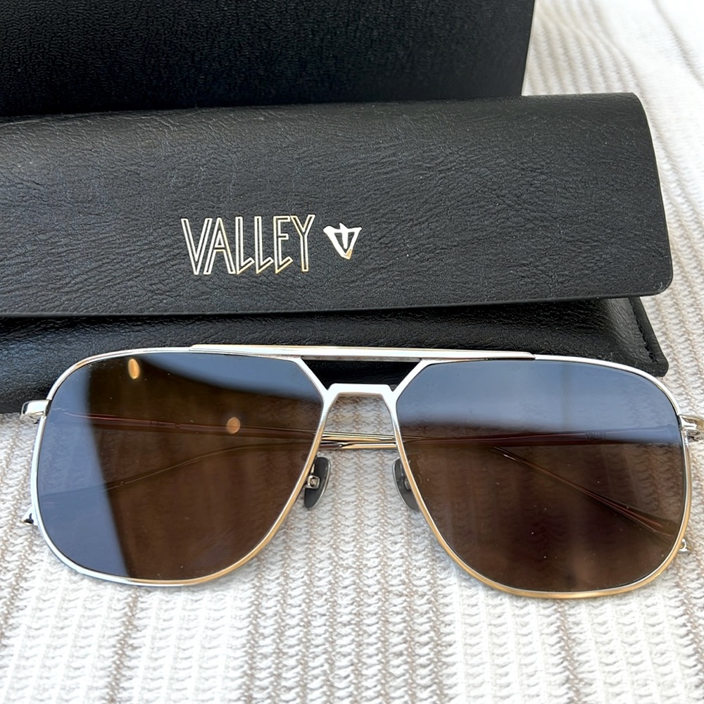 Valley black asteroid, sunglasses black gloss. Silver frame